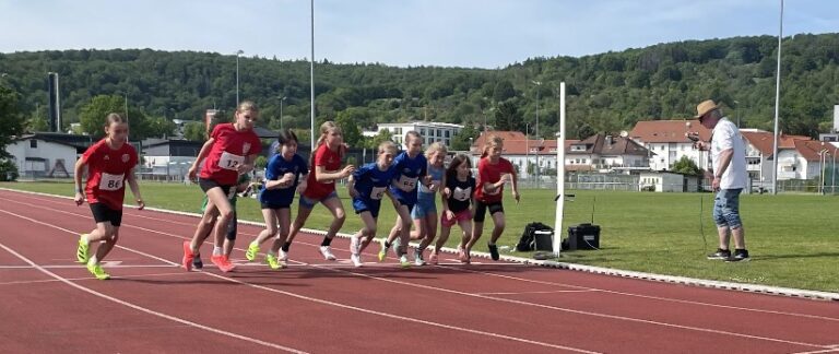 Start zum 800m-Lauf der U12 (W11 und W10)
